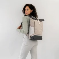 "ALLEN" újrahasznosított nagyméretű rolltop hátizsák, homokszín-szürke, Johnny Urban