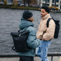 "ROBIN" újrahasznosított kisméretű rolltop hátizsák, fekete, Johnny Urban