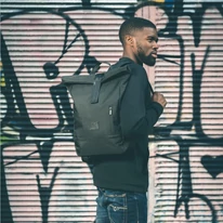 "ROBIN" újrahasznosított közepes méretű rolltop hátizsák, fekete, Johnny Urban