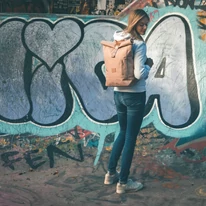 "ROBIN" újrahasznosított közepes méretű rolltop hátizsák, púder rózsaszín, Johnny Urban