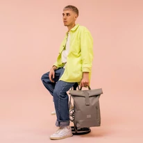 "ROBIN" újrahasznosított közepes méretű rolltop hátizsák, sivatagi szürke, Johnny Urban